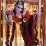 Anna Brisbin Instagram - The @lojmasquerade is the perfect opportunity to be fun scary. 😌🖤 🦊Fox by @crochetingsshop 🔨Hair hammer printed by @jameschatstv 🐀Pâté made by me 💀Laudna is a character by @marisha_ray in @critical_role #laudna #criticalrolecosplay #labyrinth #lojmasquerade #criticalrole