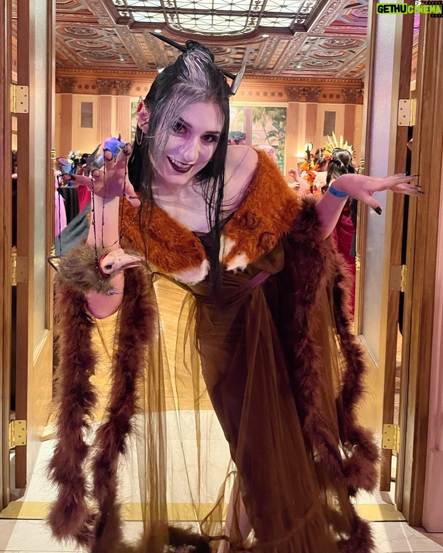 Anna Brisbin Instagram - The @lojmasquerade is the perfect opportunity to be fun scary. 😌🖤 🦊Fox by @crochetingsshop 🔨Hair hammer printed by @jameschatstv 🐀Pâté made by me 💀Laudna is a character by @marisha_ray in @critical_role #laudna #criticalrolecosplay #labyrinth #lojmasquerade #criticalrole