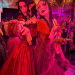 Anna Brisbin Instagram - The @lojmasquerade is the perfect opportunity to be fun scary. 😌🖤 🦊Fox by @crochetingsshop 🔨Hair hammer printed by @jameschatstv 🐀Pâté made by me 💀Laudna is a character by @marisha_ray in @critical_role #laudna #criticalrolecosplay #labyrinth #lojmasquerade #criticalrole
