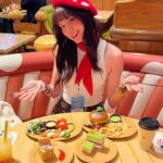 Anna Brisbin Instagram - Had the best day at Super Nintendo World in @unistudios!! 🍄🥰🤍 Dressed in my Chef Toad-inspired fit, obviously we feasted at Toadstool Cafe, demolished the mini-games, earned tons of coins discovering secrets around the park, and for once I WON Mario Kart in the Mario Kart: Bowser’s Challenge ride!! 🏆🏁 Thank you @unistudios for the tickets!! Can’t wait to come back and earn more stamps and coins for #TeamToad!! 🍄 #SuperNintendoWorld #AtUniversal #invited