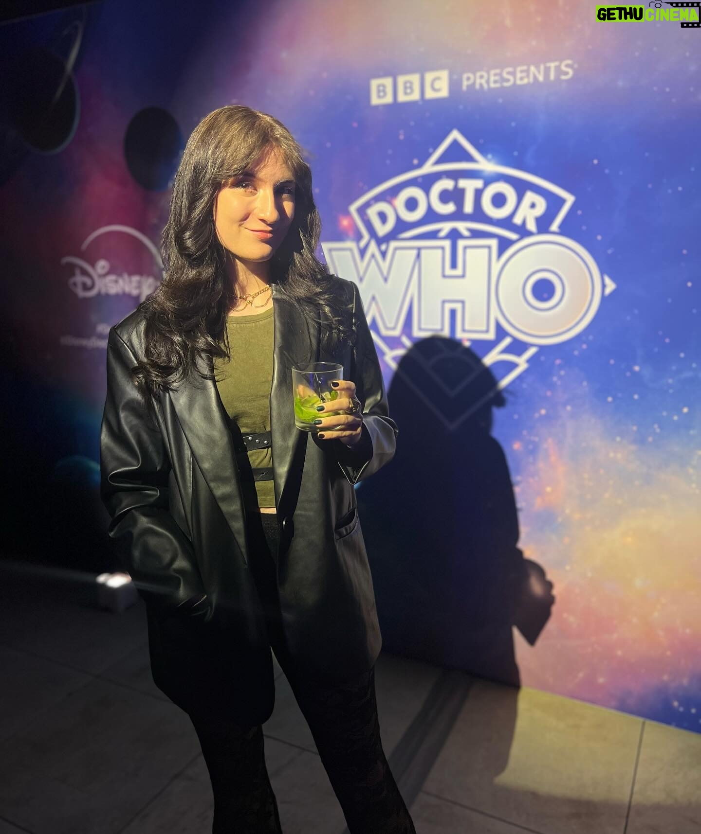 Anna Brisbin Instagram - ๐๐ THE FIFTEENTH DOCTOR IS OUT NOW ON @disneyplus!!! ๐ฑ Endless thanks to @disney for the invite to the premiere of @disneydoctorwho. ๐ฅฒ I am already so obsessed with Ncuti Gatwaโs Doctor. He has so much heart, charm, energy, and earnestness. AND @thejinkx YOU ABSOLUTELY OWN THE FIRST EPISODE DEAR GOD. ๐ And the FITS!!! I had to put together my fit inspired by Nine because I simply knew I could not measure up to the costumes weโve seen so far from this season. Allons-y! #invited #doctorwho #disneyplus