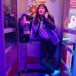 Anna Brisbin Instagram - Hail Lord Vecna. 🕰️ Had the best time as king Eddie Munson at the @strangerthings.experience with @strawburry17!! Was lucky enough to be invited for the VIP experience and while we weren’t allowed to record in the experience itself, trust it was RAD AS HELL AND NOW EDDIE MUNSON HAS SUPER POWERS. 🤘 Anywho here are some fun shots from the photo ops after the experience. 😂 Tix info are linked in my stories! 🤍 #longliveeddie #eddiemunson #invited #ad #strangerthings #strangerthingsexperience