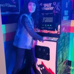 Anna Brisbin Instagram - Hail Lord Vecna. 🕰️ Had the best time as king Eddie Munson at the @strangerthings.experience with @strawburry17!! Was lucky enough to be invited for the VIP experience and while we weren’t allowed to record in the experience itself, trust it was RAD AS HELL AND NOW EDDIE MUNSON HAS SUPER POWERS. 🤘 Anywho here are some fun shots from the photo ops after the experience. 😂 Tix info are linked in my stories! 🤍 #longliveeddie #eddiemunson #invited #ad #strangerthings #strangerthingsexperience