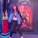 Anna Brisbin Instagram - Hail Lord Vecna. 🕰️ Had the best time as king Eddie Munson at the @strangerthings.experience with @strawburry17!! Was lucky enough to be invited for the VIP experience and while we weren’t allowed to record in the experience itself, trust it was RAD AS HELL AND NOW EDDIE MUNSON HAS SUPER POWERS. 🤘 Anywho here are some fun shots from the photo ops after the experience. 😂 Tix info are linked in my stories! 🤍 #longliveeddie #eddiemunson #invited #ad #strangerthings #strangerthingsexperience