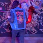 Anna Brisbin Instagram - Hail Lord Vecna. 🕰️ Had the best time as king Eddie Munson at the @strangerthings.experience with @strawburry17!! Was lucky enough to be invited for the VIP experience and while we weren’t allowed to record in the experience itself, trust it was RAD AS HELL AND NOW EDDIE MUNSON HAS SUPER POWERS. 🤘 Anywho here are some fun shots from the photo ops after the experience. 😂 Tix info are linked in my stories! 🤍 #longliveeddie #eddiemunson #invited #ad #strangerthings #strangerthingsexperience
