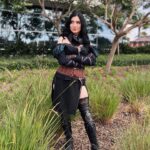 Anna Brisbin Instagram - Gave my Yennefer cosplay from The Witcher 3 some serious upgrades and put it all together for Comic Con. And she just might be one of my fav cosplays so far? Idk but I’m def not done with her. Gotta bring her to ren faire or something…. Photo: @tessanetting Top and Skirt: ShopCosplayCostume on etsy Corset and waist belt: CraftShopMorgana on etsy Knee Armor: file by @victoriahofferson, printed by @jameschatstv Purple contacts: @pinkyparadisedotcom #yennefer #sdcc #comiccon #witcher #witcher3 #cosplay