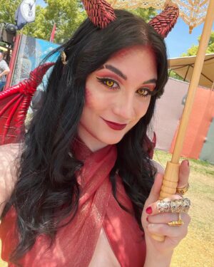 Anna Brisbin Instagram - Big recommend going to ren faire with just a bevy of beautiful babes. 😌👌✨ #dragon 🐲❤️‍🔥

#renfaire #renaissancepleasurefaire #dragoncosplay #reddragon