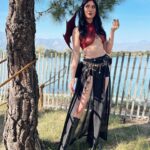 Anna Brisbin Instagram - Big recommend going to ren faire with just a bevy of beautiful babes. 😌👌✨ #dragon 🐲❤️‍🔥 #renfaire #renaissancepleasurefaire #dragoncosplay #reddragon