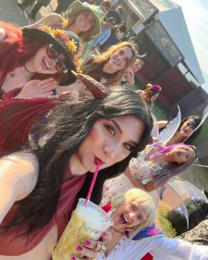 Anna Brisbin Instagram - Big recommend going to ren faire with just a bevy of beautiful babes. 😌👌✨ #dragon 🐲❤️‍🔥

#renfaire #renaissancepleasurefaire #dragoncosplay #reddragon