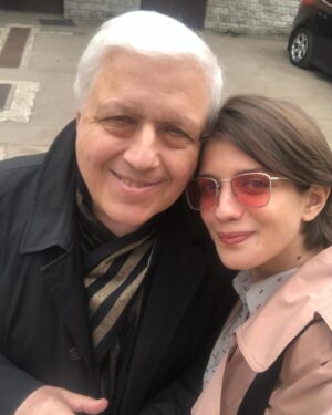 Anna Chipovskaya Instagram - Боже, папа, ты родился, когда по Старому Арбату ходили трамваи. А это было ещё до Куликовской битвы. С днём рождения, мой любимый и самый юный человек, которого я знаю.

#80 ❤️‍🔥