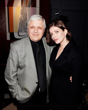 Anna Chipovskaya Instagram - Боже, папа, ты родился, когда по Старому Арбату ходили трамваи. А это было ещё до Куликовской битвы. С днём рождения, мой любимый и самый юный человек, которого я знаю.

#80 ❤️‍🔥