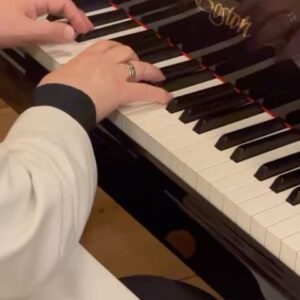 Anna Chipovskaya Instagram - 26 мая папе исполнилось 79 лет. Папа, пожалуйста, будь здоров, живи долго и будь рядом. Ты мне очень нужен.