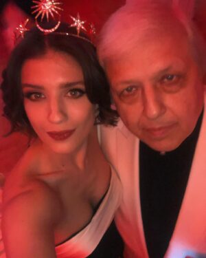 Anna Chipovskaya Instagram - Боже, папа, ты родился, когда по Старому Арбату ходили трамваи. А это было ещё до Куликовской битвы. С днём рождения, мой любимый и самый юный человек, которого я знаю.

#80 ❤️‍🔥
