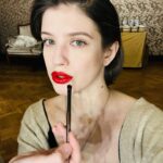 Anna Chipovskaya Instagram - У пружины, которую исправно разжимает каждый год 1го января, в этом году кризис жанра, похоже. Но ничего, уже полегче, уже повеселее. 😊 #держитесьлюдискорофевраль Makeup/ @alenamoiseevamakeup Hair/ @marinaroy11