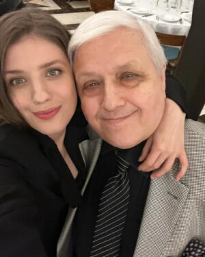 Anna Chipovskaya Instagram - Боже, папа, ты родился, когда по Старому Арбату ходили трамваи. А это было ещё до Куликовской битвы. С днём рождения, мой любимый и самый юный человек, которого я знаю.

#80 ❤️‍🔥