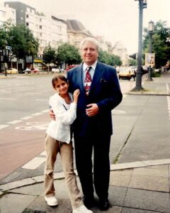 Anna Chipovskaya Instagram - Боже, папа, ты родился, когда по Старому Арбату ходили трамваи. А это было ещё до Куликовской битвы. С днём рождения, мой любимый и самый юный человек, которого я знаю. #80 ❤️‍🔥