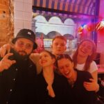 Anna Chipovskaya Instagram - Чистые, ничем не разрушенные эмоции, такие как открытая радость, например, ещё предстоит в себе заново обнаружить или заново придумать. Это рефлексия не на один год теперь. Но вот это хочу оставить здесь, как символ и доказательство того, что самое важное - ЧЕЛОВЕК. В них спасаюсь и продолжаю верить.♥️