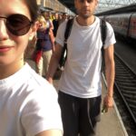 Anna Chipovskaya Instagram - У меня есть красивая чёрно-белая фотография с тобой, но я буквально только что выкладывала красивую чёрно-белую фотографию с тобой на день книгодарения, поэтому сегодня вот эта. На ней мы немного уставшие, но исполненные энтузиазма, чешем оздоровляться на Финский залив. Да в принципе не важно куда, главное, вместе. Дим, пожалуйста, будь всегда счастлив. Меня это интересует больше всех остальных вещей. Живи, как тебе хочется, делай, что нравится, доверяй себе во всём (лучше тебя никто всё равно не знает), а я просто буду рада идти рядом. Люблю. 💜 @endal_d #33