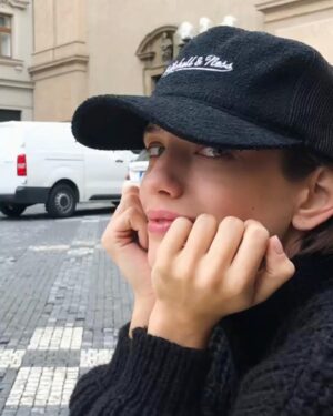 Anna Chipovskaya Instagram - Не носить кепки 15 лет было ошибкой.

By @endal_d 🖤