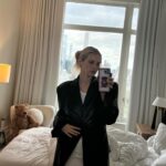 Anna Collins Instagram – 🖤 🙂‍↕️