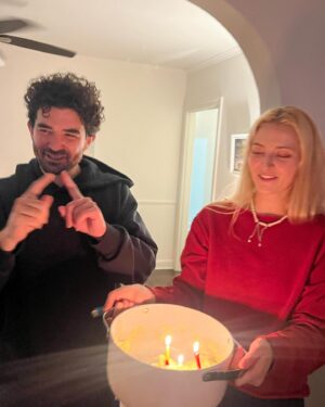 Anna Collins Instagram - Friendsgiving 🫶🌲🥰