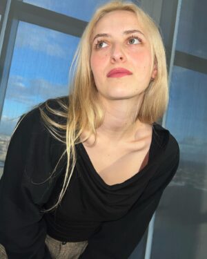 Anna Collins Instagram - 😗