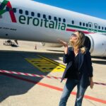 Anna Falchi Instagram - Ho scoperto una compagnia aerea fantastica. Io viaggio italiano. Puntuali, gentili e disponibili e amano anche gli animali. Non solo falchi e aquile… @aero.italia @gianluca_sanna @efigiua Pic by @digitalsauro