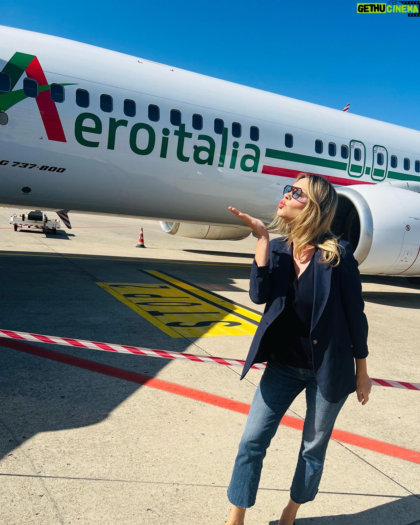 Anna Falchi Instagram - Ho scoperto una compagnia aerea fantastica. Io viaggio italiano. Puntuali, gentili e disponibili e amano anche gli animali. Non solo falchi e aquile… @aero.italia @gianluca_sanna @efigiua Pic by @digitalsauro