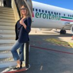 Anna Falchi Instagram - Ho scoperto una compagnia aerea fantastica. Io viaggio italiano. Puntuali, gentili e disponibili e amano anche gli animali. Non solo falchi e aquile… @aero.italia @gianluca_sanna @efigiua Pic by @digitalsauro