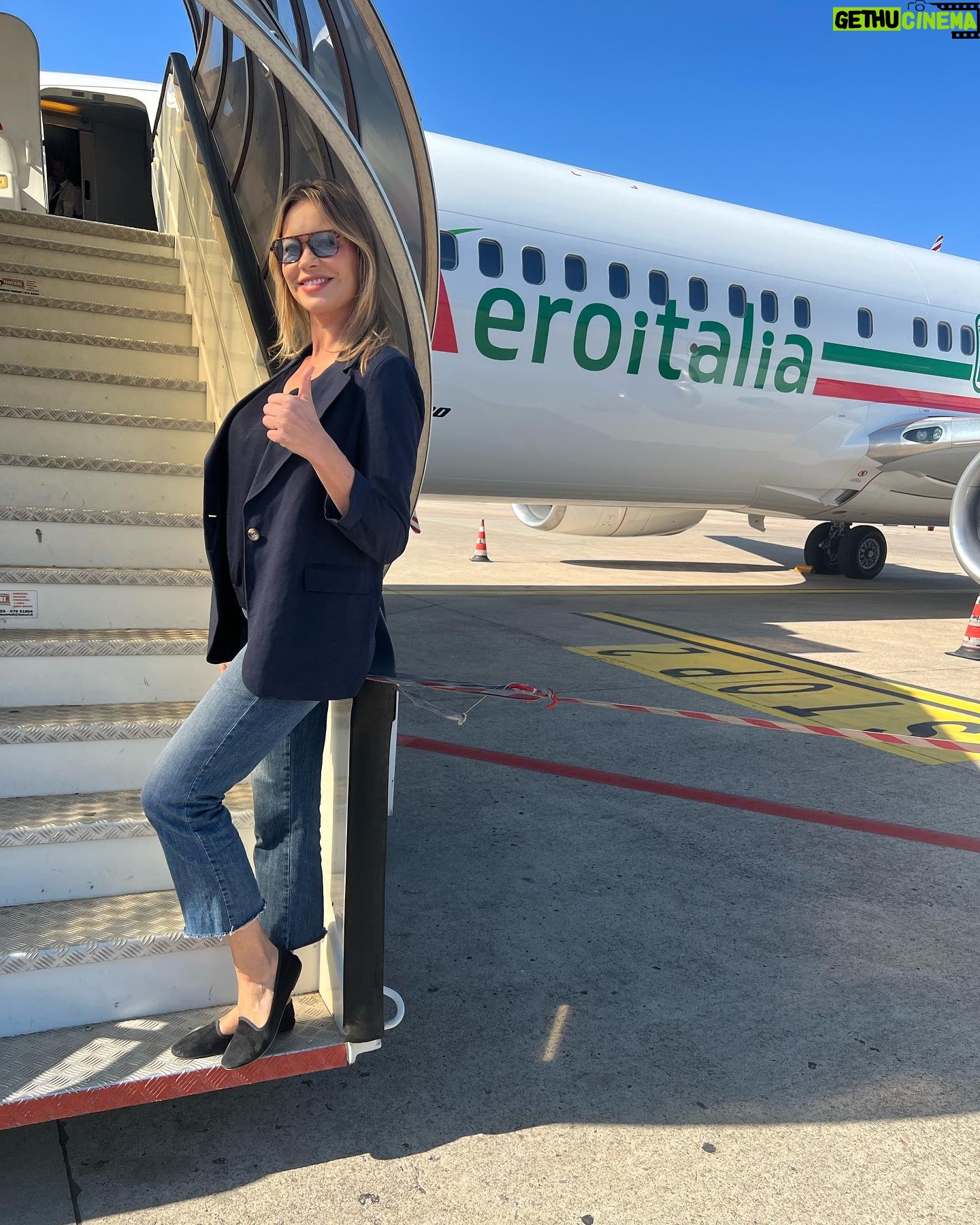 Anna Falchi Instagram - Ho scoperto una compagnia aerea fantastica. Io viaggio italiano. Puntuali, gentili e disponibili e amano anche gli animali. Non solo falchi e aquile… @aero.italia @gianluca_sanna @efigiua Pic by @digitalsauro