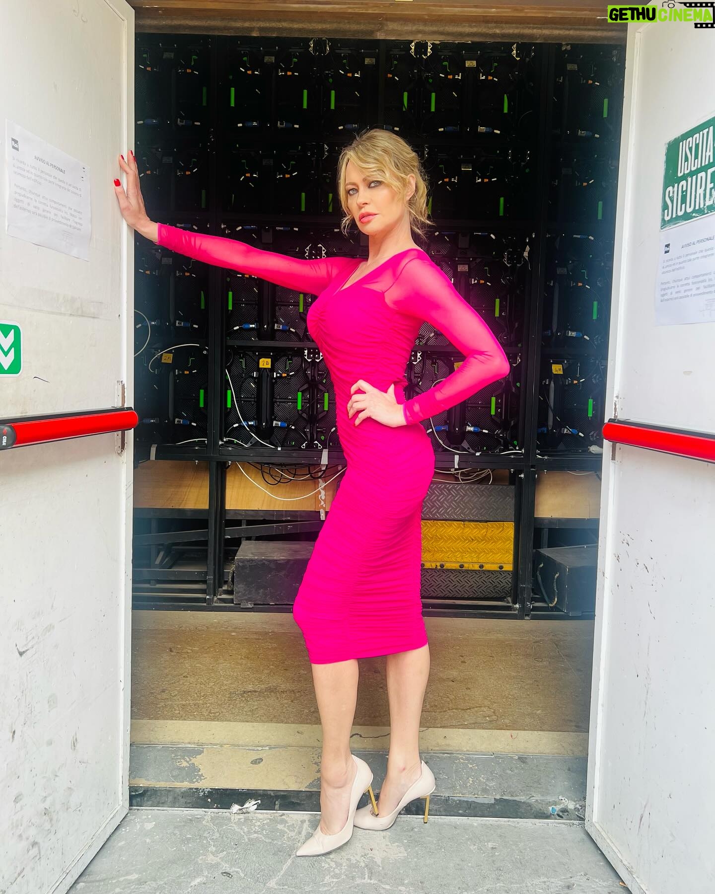 Anna Falchi Instagram - Eccomi in una versione glamour di BefAnna Falchi ! Se sparisco e’ perché stanotte ho il mio bel d’affare. Tra scope e calze…Auguriiiii @chiarabonilapetiterobe @larocca.gina