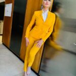 Anna Falchi Instagram - E in color albicocca finisce la mia settimana ai FATTI VOSTRI e si parte per altre avventure! @elmasphilofficial @raimondobuccelli @larocca.gina @digitalsauro