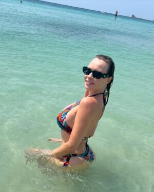 Anna Falchi Instagram - Today I’m Sarri … chi vuol capire capisca. Mi godo il bel mare della Puglia, che tanto mi ha dato in questi anni. E andiamo avanti @lidobacinogrande Pic by @digitalsauro
