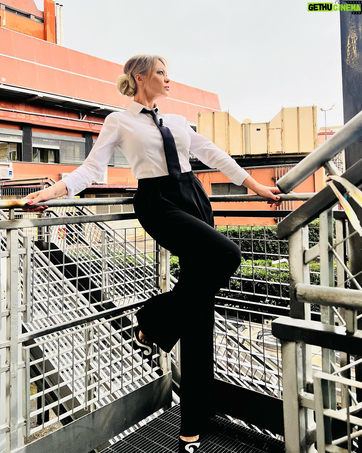 Anna Falchi Instagram - I do my empowerment ,oggi e per sempre @aliceandolivia @cavallini_shop @bagutta_shirts make up @franceschiritade