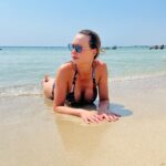 Anna Falchi Instagram – Today I’m Sarri … chi vuol capire capisca. Mi godo il bel mare della Puglia, che tanto mi ha dato in questi anni. E andiamo avanti @lidobacinogrande Pic by @digitalsauro