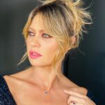 Anna Falchi Instagram - Con lo sguardo dritto e aperto sul futuro. In cerca di stelle e @cometegioielli nella speranza di una vita senza conflitti né guerre… #lamiabuonastella #cometegioielli