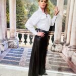 Anna Falchi Instagram – Termina con questo outfit la mia settimana a I FATTI VOSTRI e ci vediamo a Sanremo! Si parte con un tocco floreale dedicato alla città dei fiori! Buon weekend! Tenetemi d’occhio 👀 @larmadio_di_lulu
