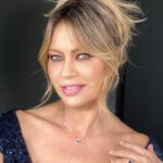 Anna Falchi Instagram - Con lo sguardo dritto e aperto sul futuro. In cerca di stelle e @cometegioielli nella speranza di una vita senza conflitti né guerre… #lamiabuonastella #cometegioielli