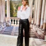 Anna Falchi Instagram – Termina con questo outfit la mia settimana a I FATTI VOSTRI e ci vediamo a Sanremo! Si parte con un tocco floreale dedicato alla città dei fiori! Buon weekend! Tenetemi d’occhio 👀 @larmadio_di_lulu