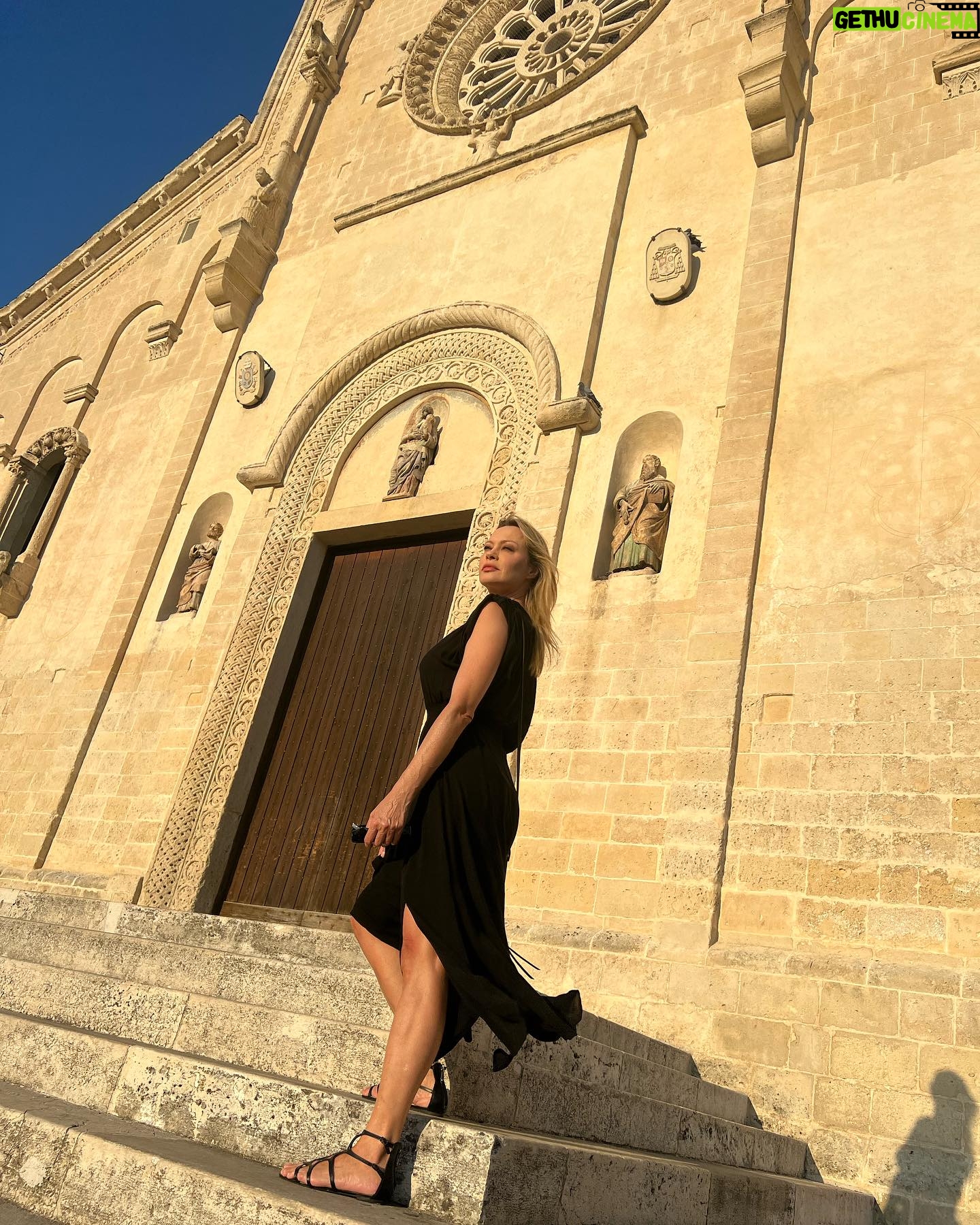 Anna Falchi Instagram - Giornata stupenda a Matera. Storia,paesaggi incredibili, persone e incontri speciali. Vado via con malinconia. Ma si sa,le cose belle durano poco … #pensierodelgiorno @cittadimatera #matera #basilicatacoasttocoast