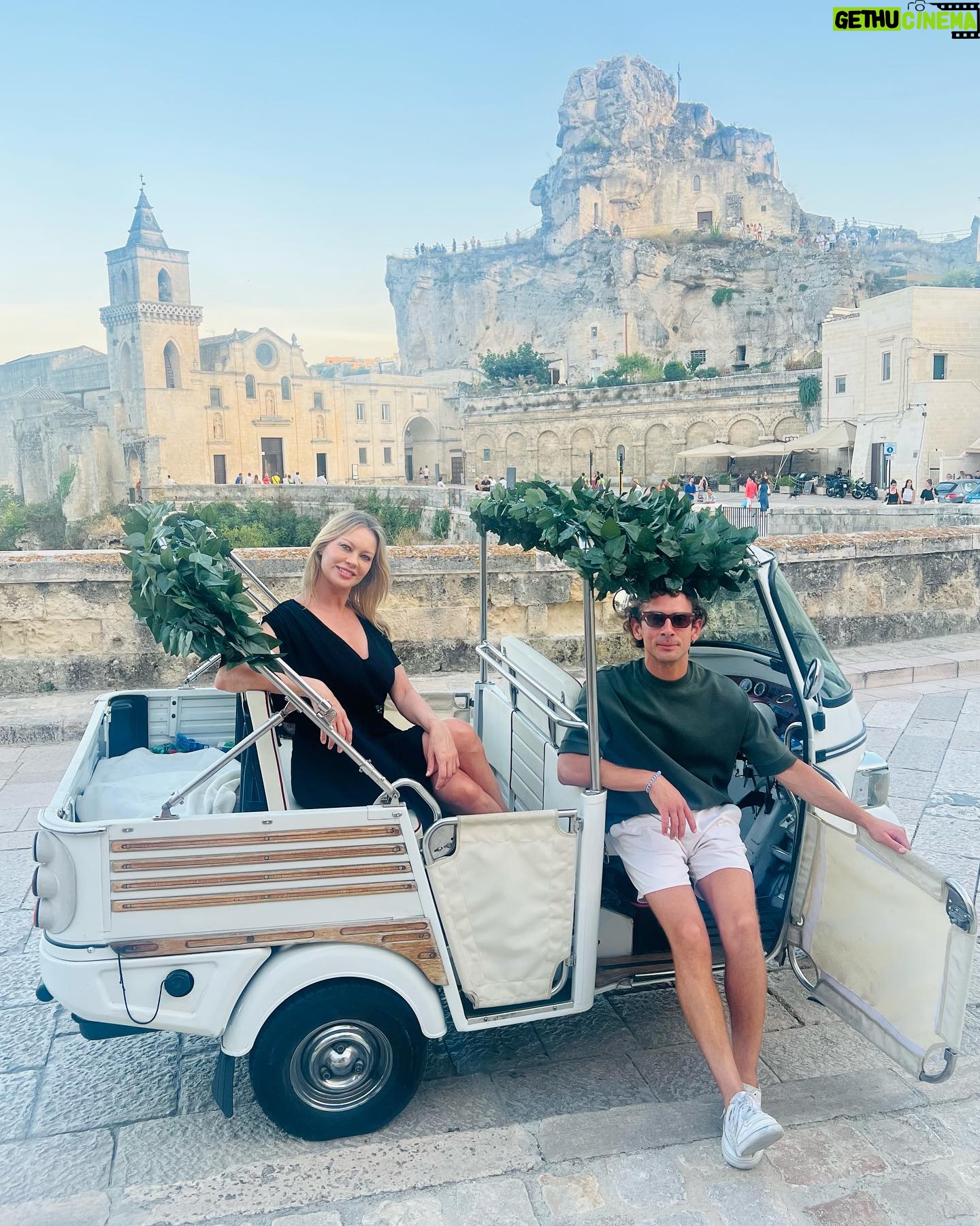 Anna Falchi Instagram - Giornata stupenda a Matera. Storia,paesaggi incredibili, persone e incontri speciali. Vado via con malinconia. Ma si sa,le cose belle durano poco … #pensierodelgiorno @cittadimatera #matera #basilicatacoasttocoast