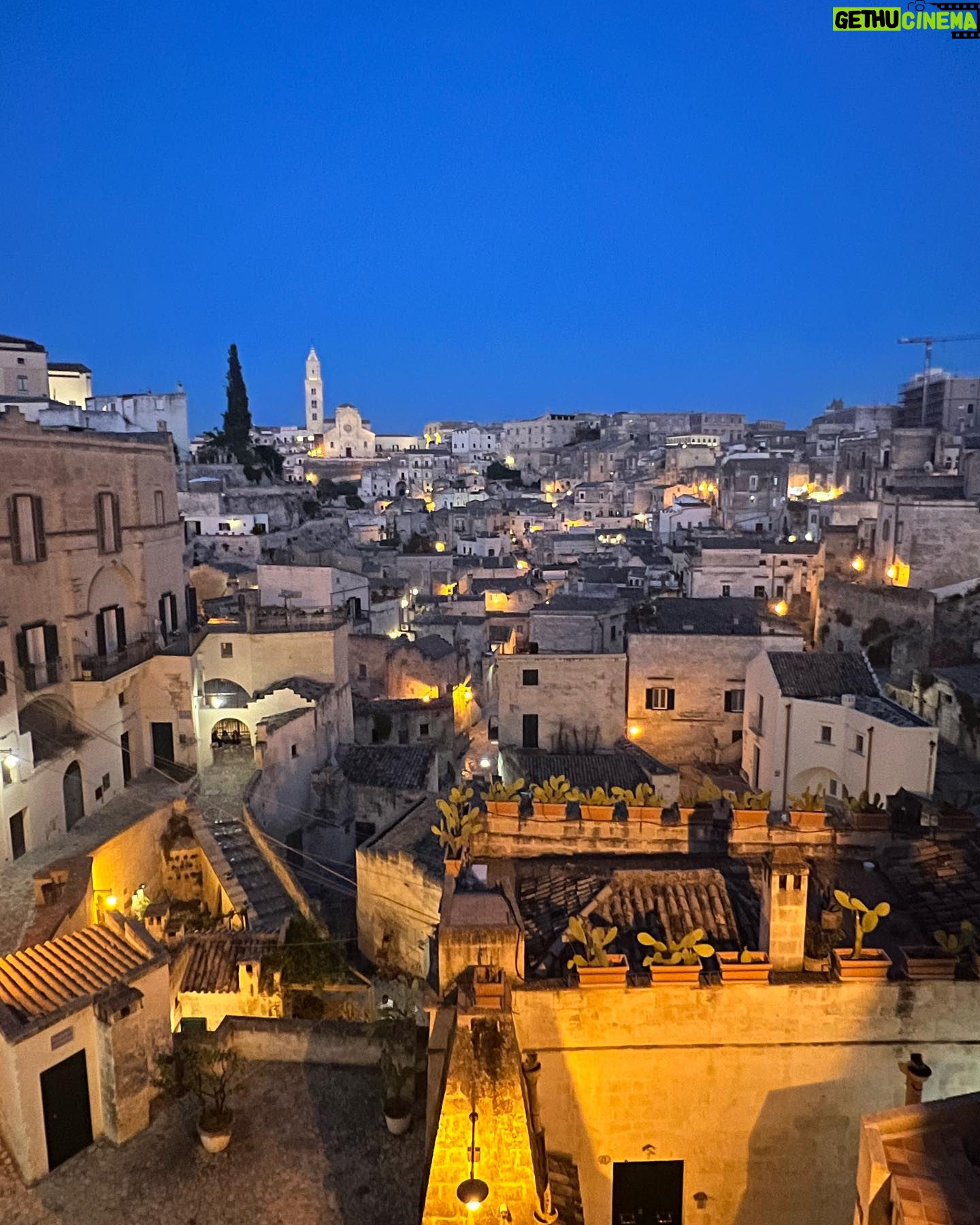 Anna Falchi Instagram - Giornata stupenda a Matera. Storia,paesaggi incredibili, persone e incontri speciali. Vado via con malinconia. Ma si sa,le cose belle durano poco … #pensierodelgiorno @cittadimatera #matera #basilicatacoasttocoast