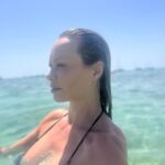 Anna Falchi Instagram – Il mio sguardo sempre verso nuovi orizzonti. Che incontri mari, terre, occhi … ho l’entusiasmo e l’incoscienza che solo i coraggiosi hanno… #onlythebrave #orizzonti #pensierodelgiorno