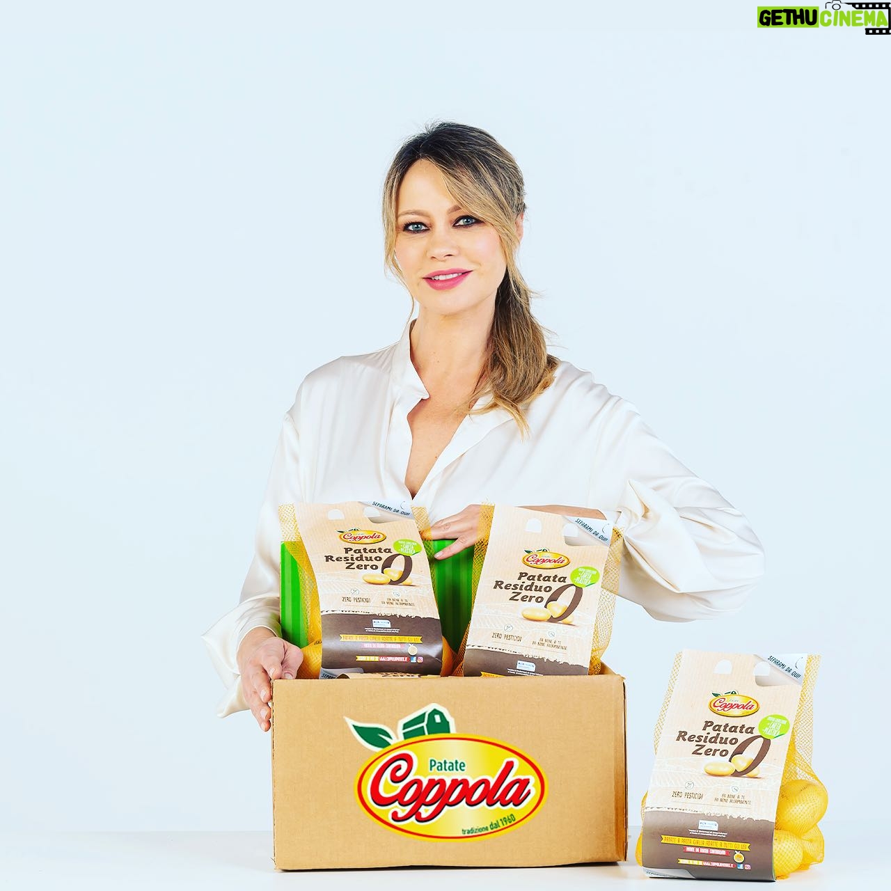 Anna Falchi Instagram - Ciao! Oggi vi presento le Patate Residuo Zero di Coppola Patate rappresentano un passo rivoluzionario verso un'agricoltura più sostenibile e responsabile. 🥔♻️ #Sostenibilità #RispettoPerLambiente #PlasticaZero #ResiduoZero #SalviamoIlPianeta #coppolapatate #patate #patatebucciagialla #patatebucciarossa #ogm #patateogm #patata #benessere #freeogm #patatinefritte #patatefritte #venditapatata #venditapatate #patataresiduozero #residuozero #patatine #natura