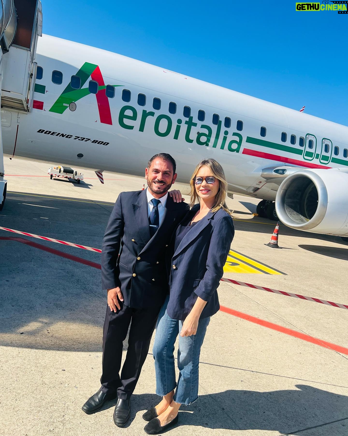 Anna Falchi Instagram - Ho scoperto una compagnia aerea fantastica. Io viaggio italiano. Puntuali, gentili e disponibili e amano anche gli animali. Non solo falchi e aquile… @aero.italia @gianluca_sanna @efigiua Pic by @digitalsauro