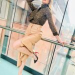 Anna Falchi Instagram - Oggi mi sento un po’ così …. Aggressiva al punto giusto per cominciare la settimana col giusto mood! @larmadio_di_lulu @digitalsauro