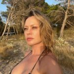 Anna Falchi Instagram – Il mio sguardo sempre verso nuovi orizzonti. Che incontri mari, terre, occhi … ho l’entusiasmo e l’incoscienza che solo i coraggiosi hanno… #onlythebrave #orizzonti #pensierodelgiorno