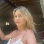 Anna Falchi Instagram – Il mio sguardo sempre verso nuovi orizzonti. Che incontri mari, terre, occhi … ho l’entusiasmo e l’incoscienza che solo i coraggiosi hanno… #onlythebrave #orizzonti #pensierodelgiorno