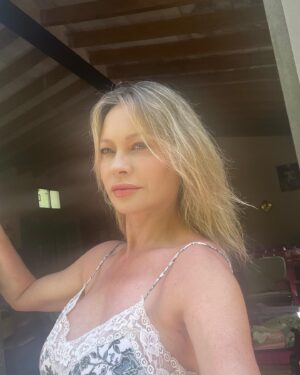 Anna Falchi Instagram - Il mio sguardo sempre verso nuovi orizzonti. Che incontri mari, terre, occhi … ho l’entusiasmo e l’incoscienza che solo i coraggiosi hanno… #onlythebrave #orizzonti #pensierodelgiorno