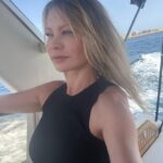 Anna Falchi Instagram – Il mio sguardo sempre verso nuovi orizzonti. Che incontri mari, terre, occhi … ho l’entusiasmo e l’incoscienza che solo i coraggiosi hanno… #onlythebrave #orizzonti #pensierodelgiorno
